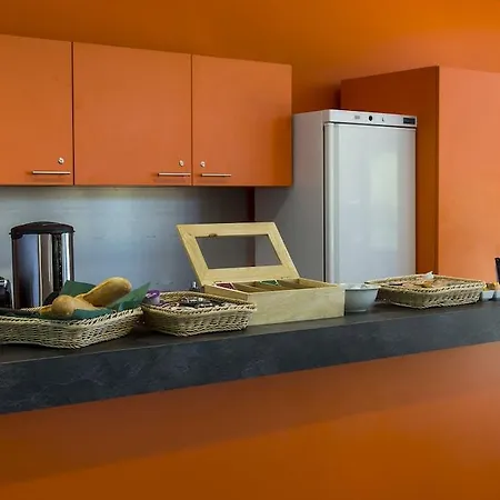 Adonis Maison Internationale 3*